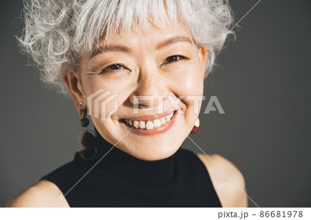 グレイヘア・シルバーヘアの日本人女性 86681978