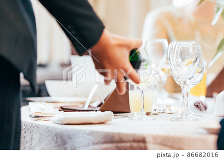 ウエディング　披露宴　シャンパン　注ぐ 86682016