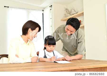 両親に見守られて学習する女の子 両親に見守られて学習する女の子 86682660