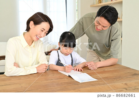 両親に見守られて学習する女の子 両親に見守られて学習する女の子 86682661