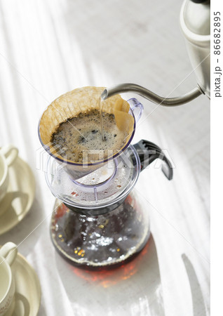 ハンドドリップでコーヒーを淹れる 86682895