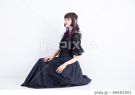 黒いドレスを着てポーズする女性　Cosplay 86682901