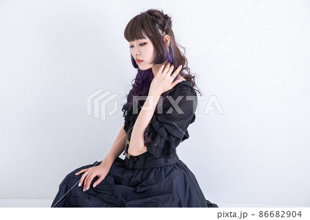 黒いドレスを着てポーズする女性　Cosplay 86682904