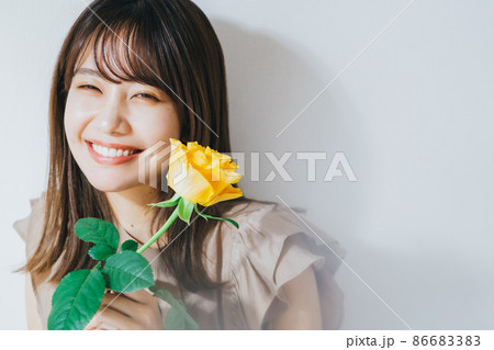 1輪の薔薇を持つ女性 86683383