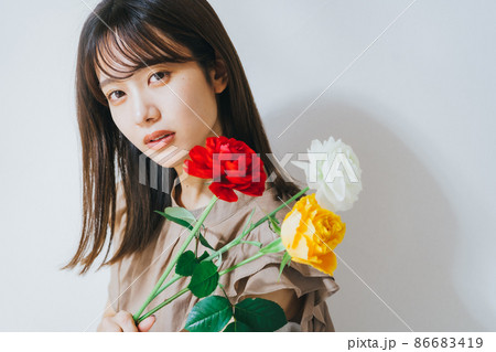 花を持つ女性 86683419