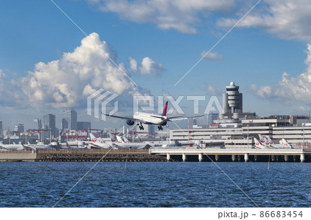 【浮島町公園からA滑走路に着陸するデルタ航空機と気象台 空合成】 【浮島町公園からA滑走路に着陸するデルタ航空機と気象台 空合成】 86683454