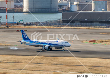 【羽田空港第一ターミナル　ANA機着陸時のタイヤスモーク】 86683456