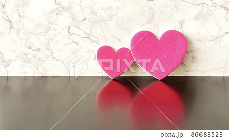 大理石の前に並べたハート小物2個_左スペース 86683523