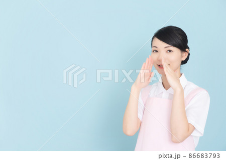 呼びかけるエプロンの女性 呼びかけるエプロンの女性 86683793