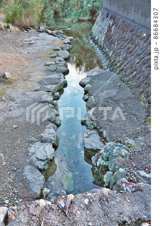 【ぶつぶつ川 ( 日本一短い河川)】 和歌山県東牟婁郡那智勝浦町粉白 86684307