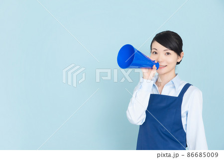 メガホンを持つエプロンの女性 86685009