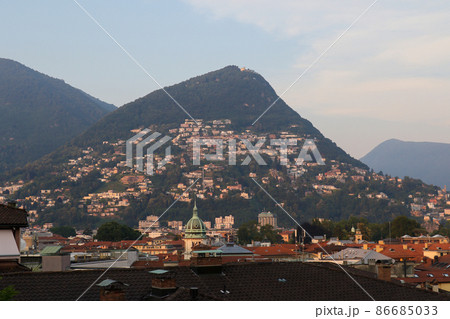 スイス ルガーノ市街とブレ山 スイス ルガーノ市街とブレ山 86685033