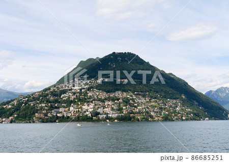 スイス ルガーノ ルガーノ湖 遊覧船からモンテ ブレ ブレ山 方面の写真素材