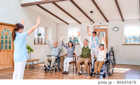 リハビリテーションセンター リハビリ体操シーン リハビリテーションセンター リハビリ体操シーン 86685676