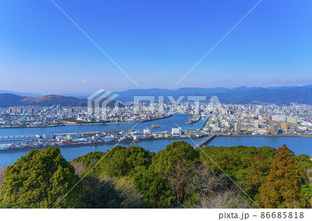 晴天の空の下、五台山から望む、高知市街全景 晴天の空の下、五台山から望む、高知市街全景 86685818