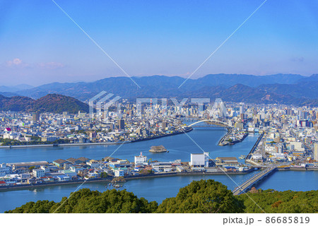 晴天の空の下、五台山から望む、高知市街全景 晴天の空の下、五台山から望む、高知市街全景 86685819