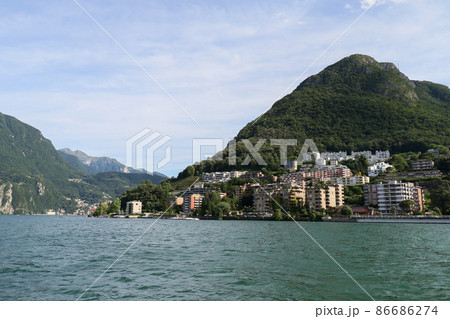 スイス ルガーノ ルガーノ湖とサン サルヴァトーレ山の写真素材