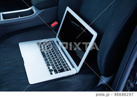 車の中でノートパソコンを使用する 車の中でノートパソコンを使用する 86686297
