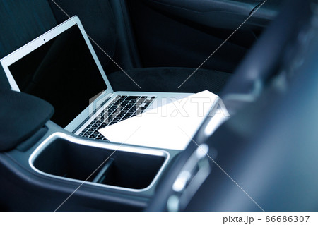 車の中でノートパソコンを使用する 車の中でノートパソコンを使用する 86686307