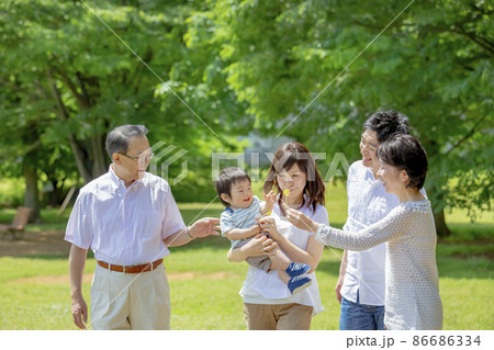 公園で遊ぶ3世代家族 86686334