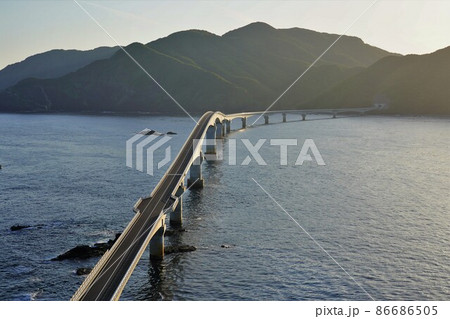 鳥ノ巣山展望所からの中甑島と甑大橋 86686505