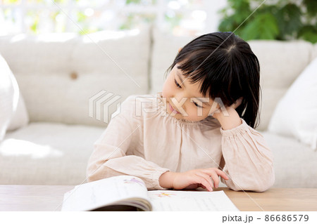 リビングでぼんやり考え事をする小学生の女児 リビングでぼんやり考え事をする小学生の女児 86686579