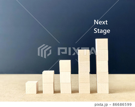 立方体を積み上げた右肩上がりのグラフとNextStage文字 86686599