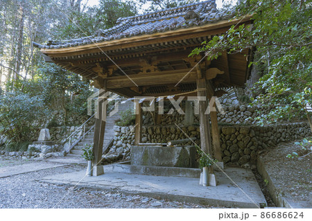 鎌形八幡神社の手水舎【木曾義仲公産湯の清水】/埼玉県比企郡嵐山町 鎌形八幡神社の手水舎【木曾義仲公産湯の清水】/埼玉県比企郡嵐山町 86686624