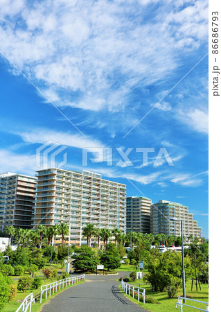 青空の街並み　マンションの風景 86686793