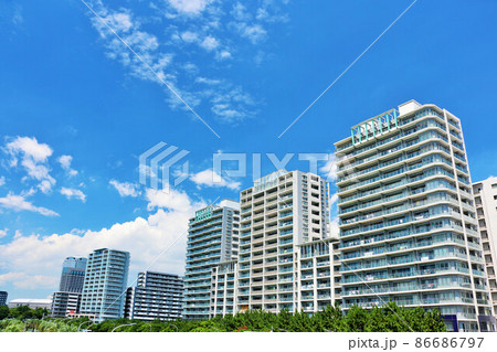 青空の街並み　マンションの風景 86686797