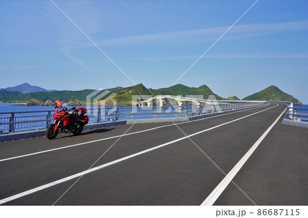甑大橋からの鳥ノ巣山展望所と停車するバイク 甑大橋からの鳥ノ巣山展望所と停車するバイク 86687115