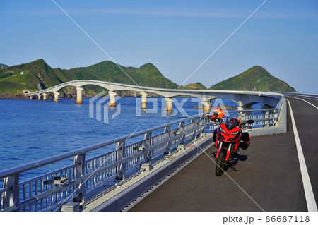 甑大橋からの鳥ノ巣山展望所と停車するバイク 甑大橋からの鳥ノ巣山展望所と停車するバイク 86687118