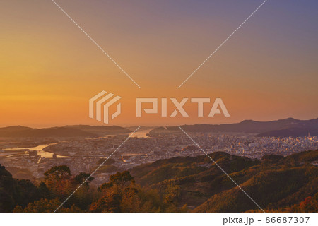 晴れた冬の日、早朝の日の出と高知市全景 86687307