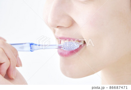 女性 歯磨き 口元 白背景 女性 歯磨き 口元 白背景 86687471