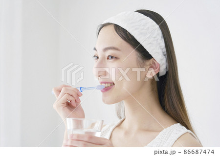 女性　歯磨き 86687474