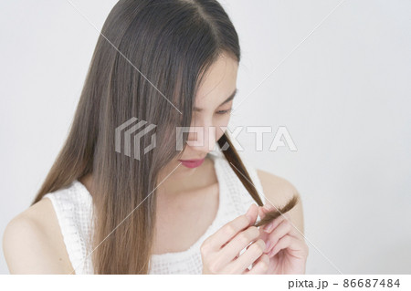 毛先を見る女性 86687484