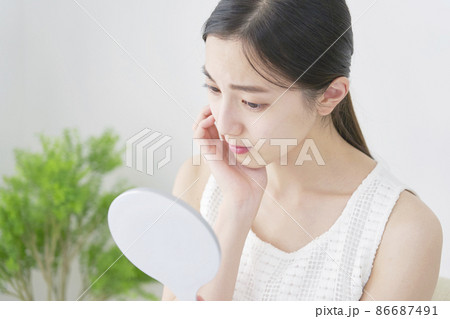 鏡を見る女性 悩み 鏡を見る女性 悩み 86687491