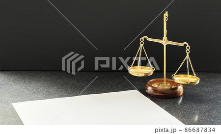 金の天秤と白い紙_黒テーブル背景 86687834