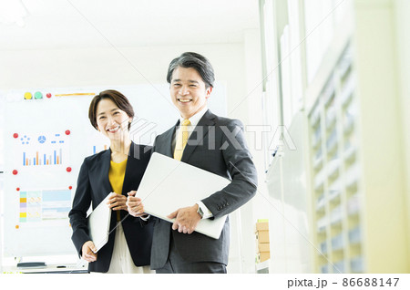 オフィス 男女 笑顔 カメラ目線 ポートレート オフィス 男女 笑顔 カメラ目線 ポートレート 86688147