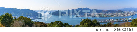 ドローン空撮 晴天の空の下、五台山から望む、浦戸湾全景 パノラマ ドローン空撮 晴天の空の下、五台山から望む、浦戸湾全景 パノラマ 86688163