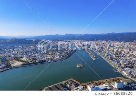 ドローン空撮　晴天の空の下、五台山から望む、高知市全景 86688220