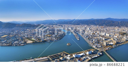 ドローン空撮　晴天の空の下、五台山から望む、高知市全景 86688221