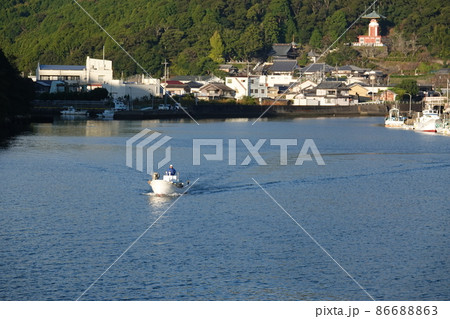 日和佐湾を出港する漁船 日和佐湾を出港する漁船 86688863