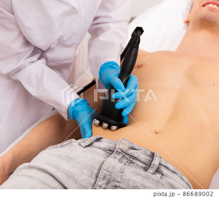 Ultrasound cavitation on male abdomen Ultrasound cavitation on male abdomen 86689002