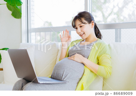 オンラインで会話をする妊婦さん 86689009