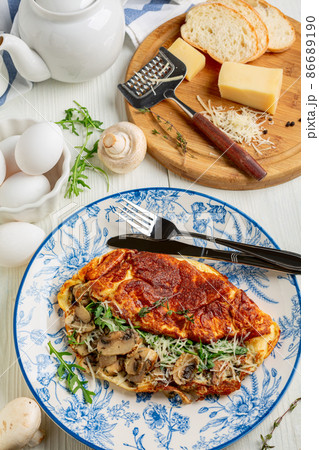 Omelet with mushrooms. Healthy breakfast. 86689190