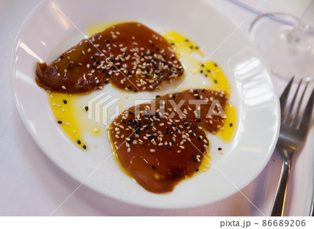 Raw tuna de Almadraba dish 86689206