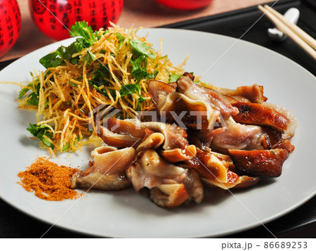 Chinese pork ears with vegetables and thin straws of French fries 86689253