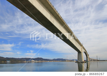 べた踏み坂で有名な江島大橋（鳥取県境港市と島根県松江市八束町江島を結ぶ橋・江島側から撮影） 86689267