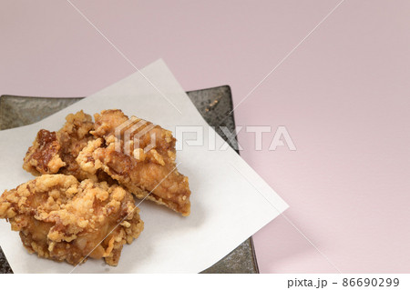 鶏の唐揚げ（横写真_複数_ピンク背景） 86690299